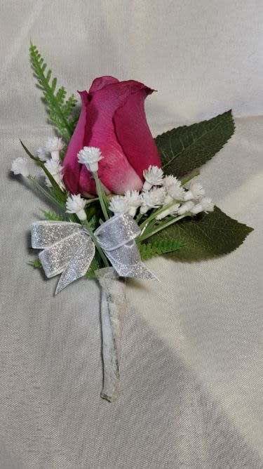 Fresh Rose boutonniere with greenery and baby&#039;s breaths