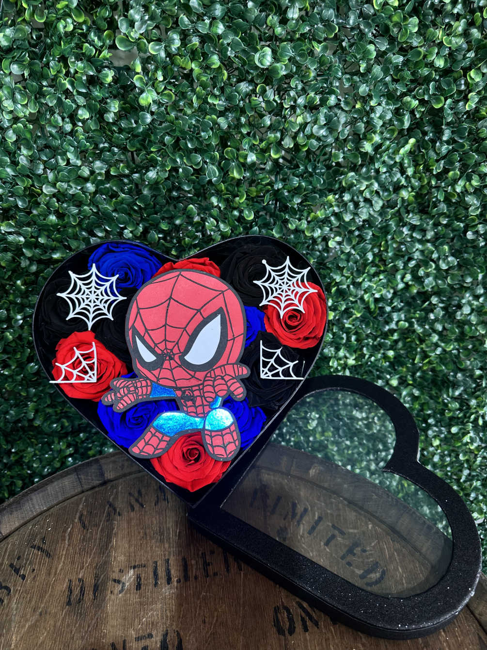 The perfect gift for a Spiderman Lover! It contains 11 preserved Roses