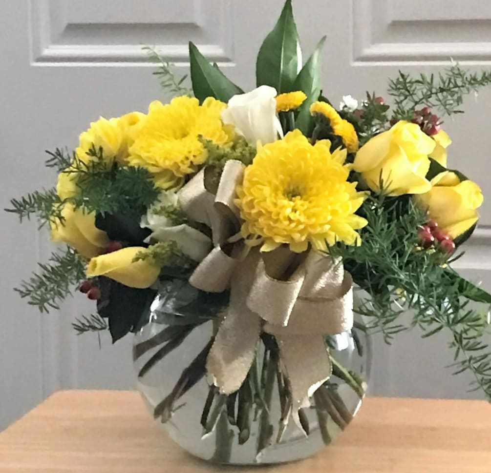 THIS BRIGHT AND SUNNY ARRANGEMENT BRINGS HAPPINES AND SMILES!