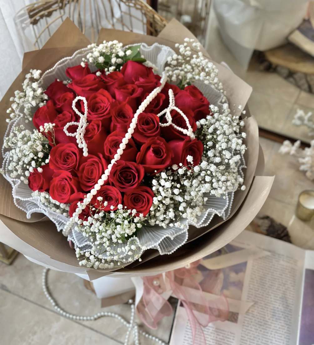 Pearl Red Rose Bouquet is a luxurious bouquet that combines the beauty
