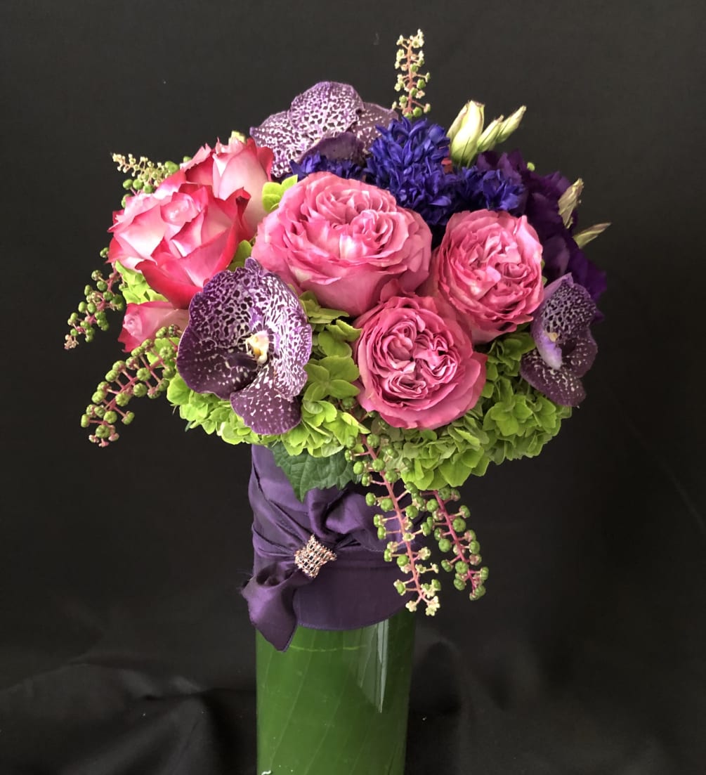 Sophistication, an arrangement suitable for any occasion.
Arranged in a tall vase with