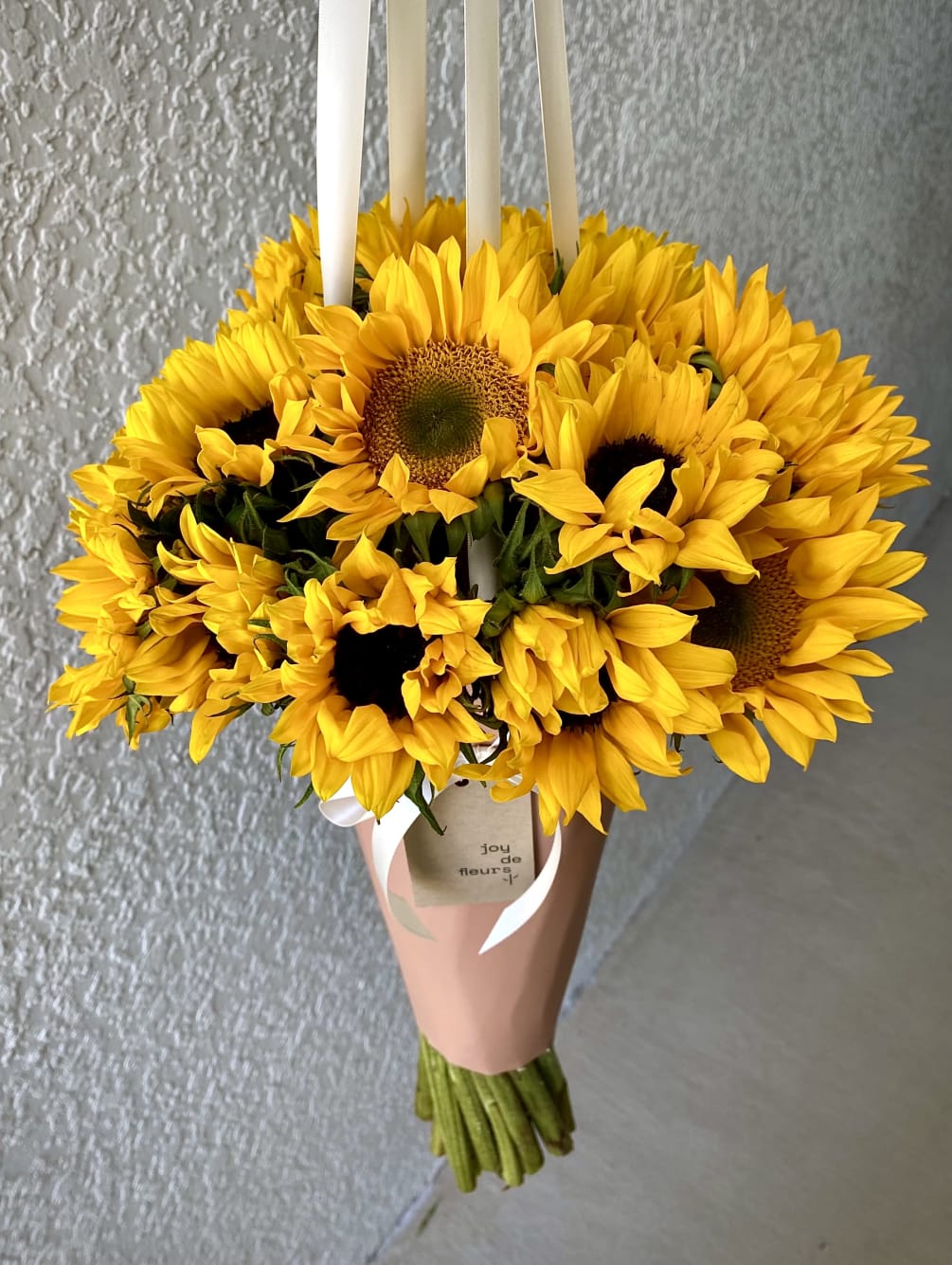 Make a bold statement with this elegantly simple design. Approximately 15-20 Sunflowers