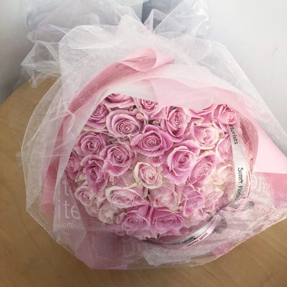 The standard size includes 21 stem premium pink roses. The deluxe size