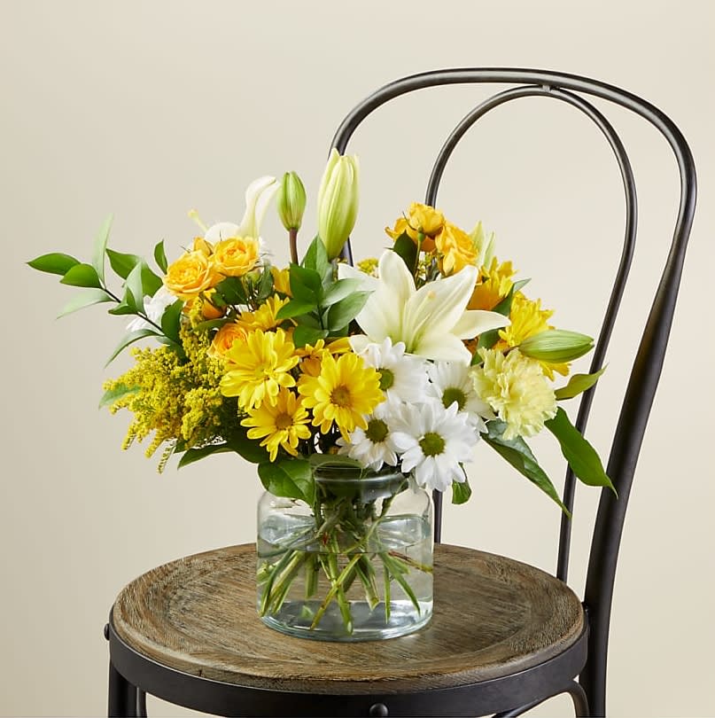 Bright and fresh arrangement to gift for any occasion! It brightens up