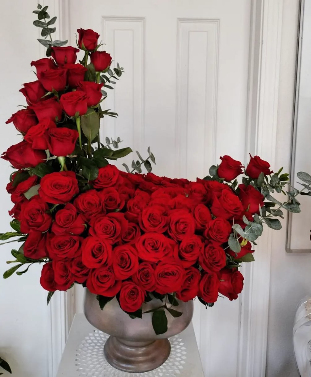 Make a bold, passionate statement with this stunning arrangement of roses arranged