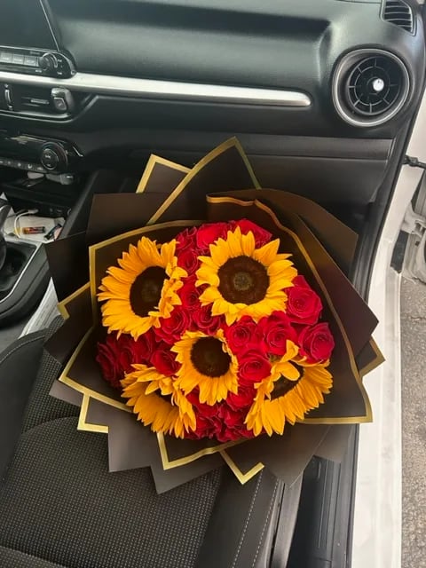 The gift of beautiful Sunflowers and Roses, the most popular combination! A