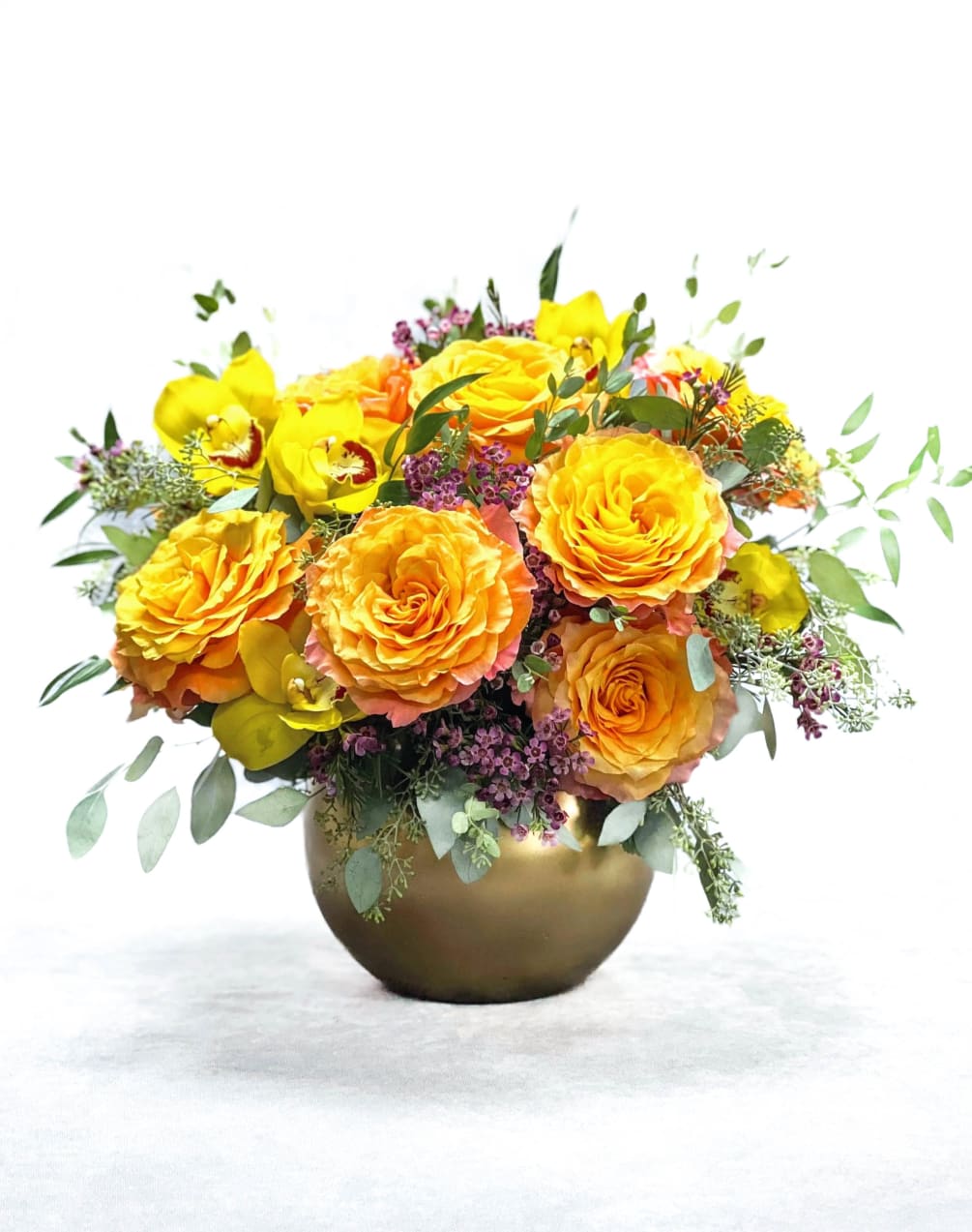 Gorgeous and elegant floral arrangement in a short vase  