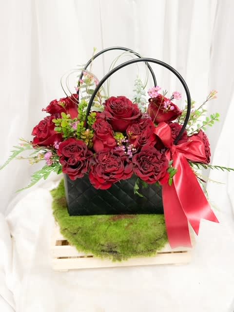 Part of our Flower Purse collection this arrangement is made of 12