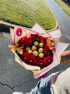 HEART IN CHOCOLAT WITH 24 RED ROSES