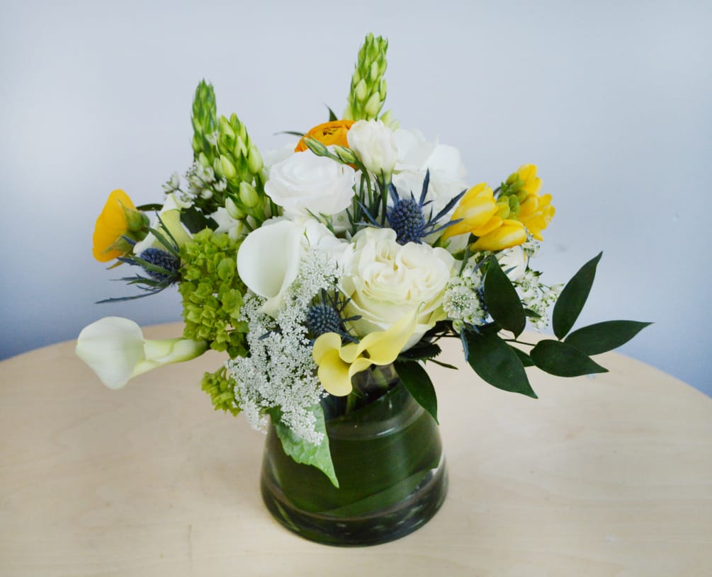 The arrangement stays in a light color tone. It&#039;s a great choice