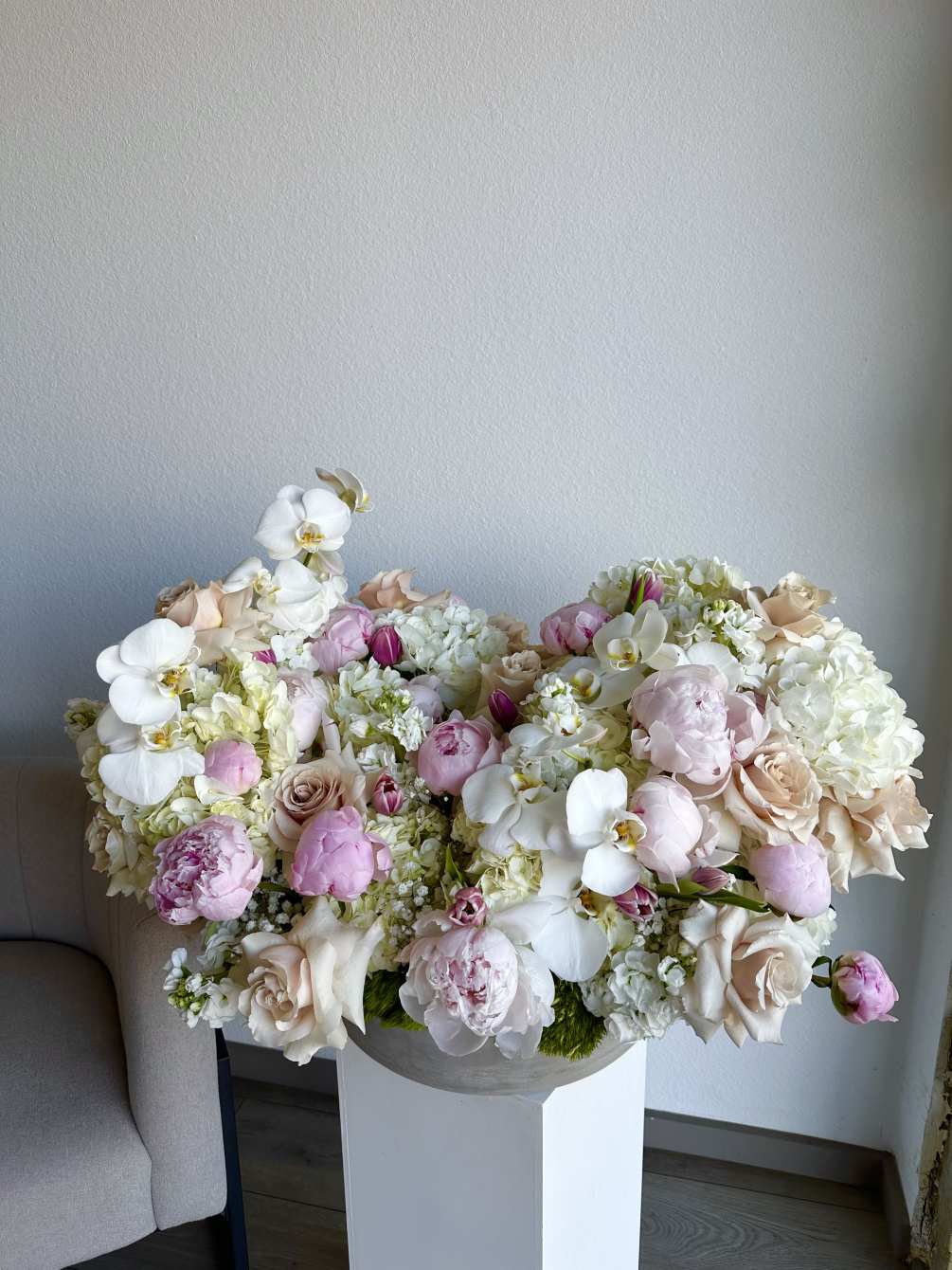 This Extra Large romantic arrangement includes roses, hydrangeas, peonies, orchids and greens.

Perfect