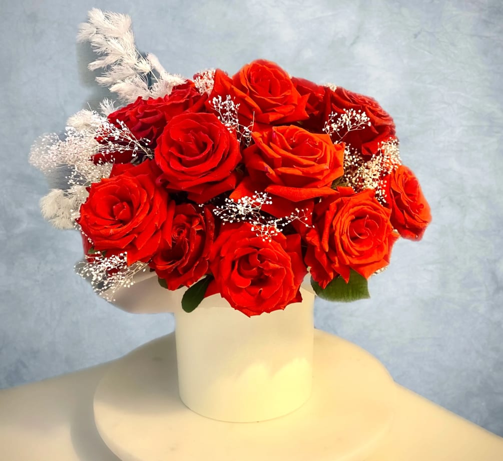 A classic arrangement perfect for any occasion.
 Standard 24 roses
 Deluxe 50