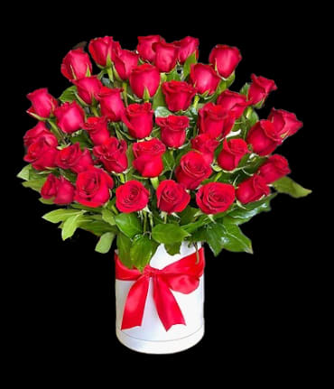 This breathtaking flower arrangement is composed of:

Flower stems: 35 Premium red roses