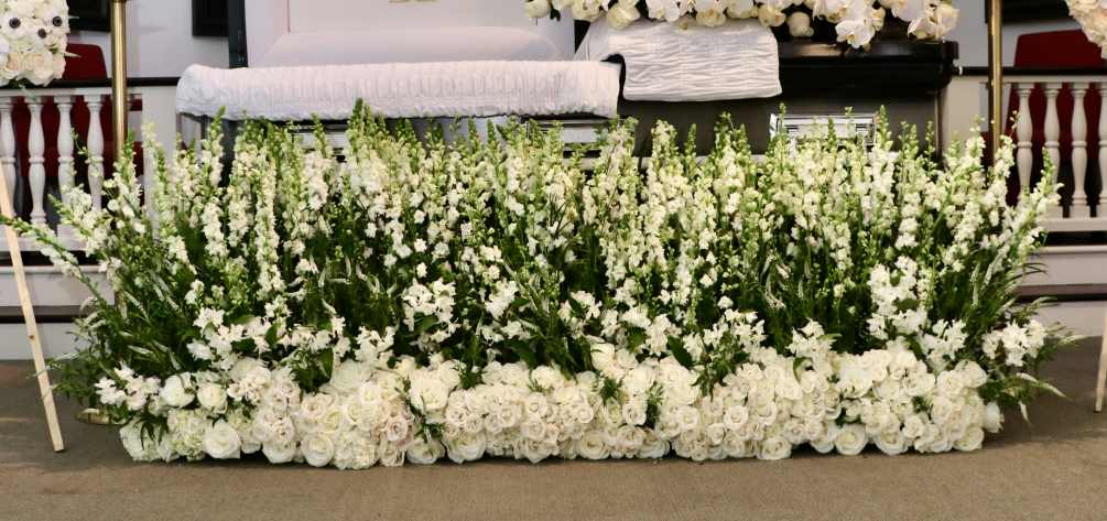 This arrangement highlights the casket of your loved one. 

It measures 8ft