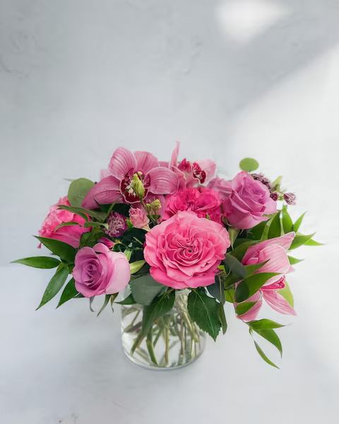Stunning garden roses stand out in this simply cheerful arrangement. Enjoy an