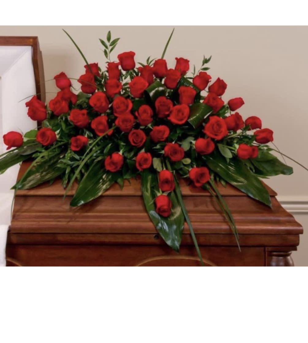 Exquisite Red roses are used for casket flowers. It symbolizes love and