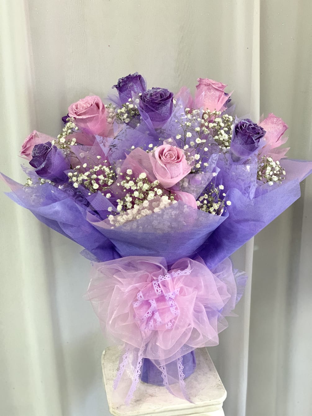 Hong Kong style lavender and purple roses.
1/2 Dozen $135
1 Dozen $205
2 Dozen