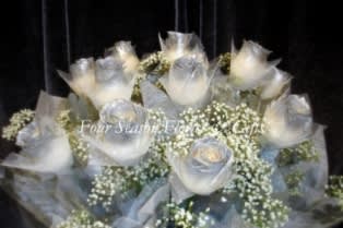 Individually glittered and wrapped silver roses arranged with baby&#039;&#039;s breath.
HKSR-016
1/2 Dozen $135
1