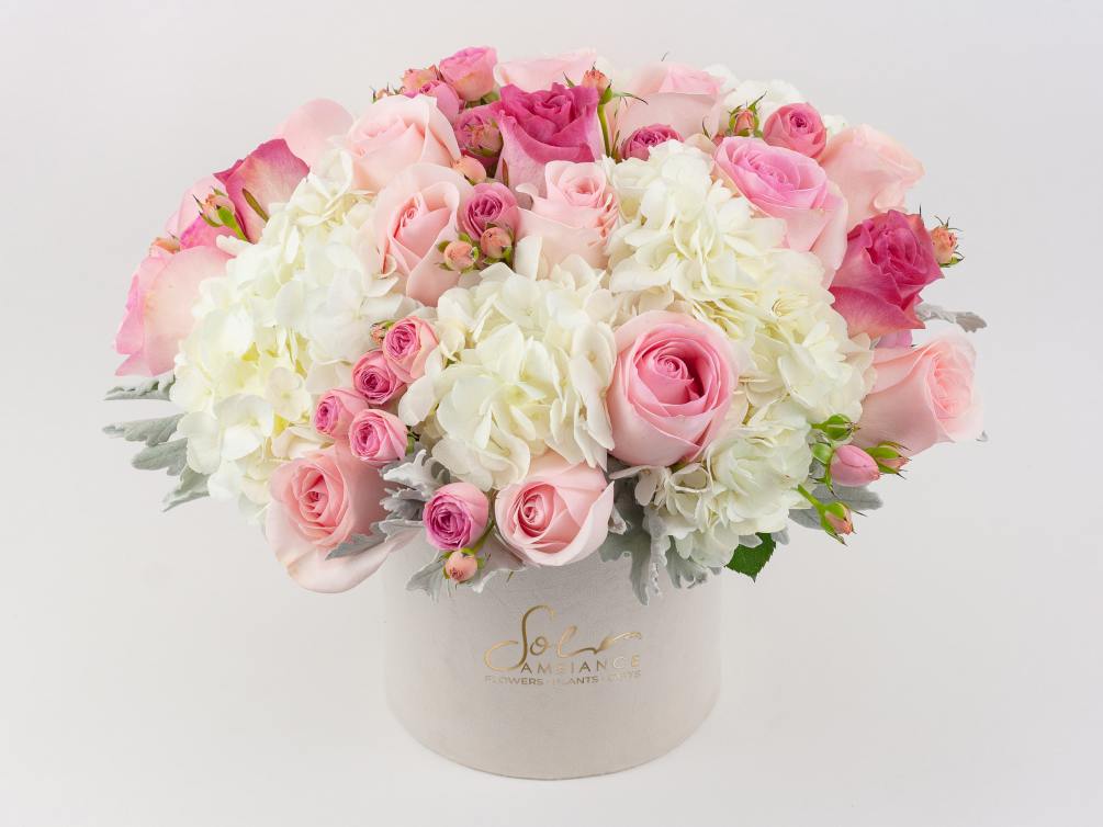 PASTEL PINK AND WHITE FLOWERS IN LOGO BOX

Pretty and feminine. A sublime