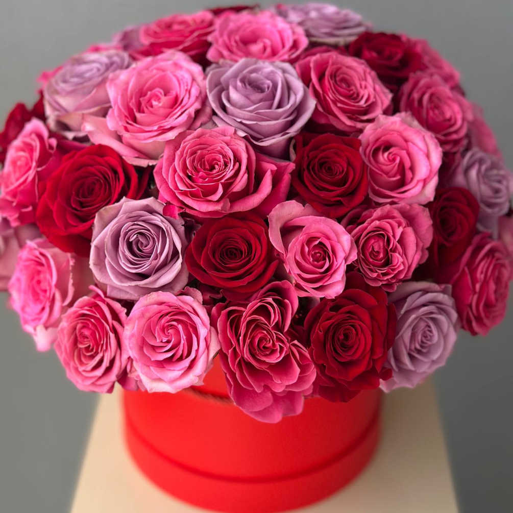 Classic multicolored roses in a romantic assembly in a hat box. Once