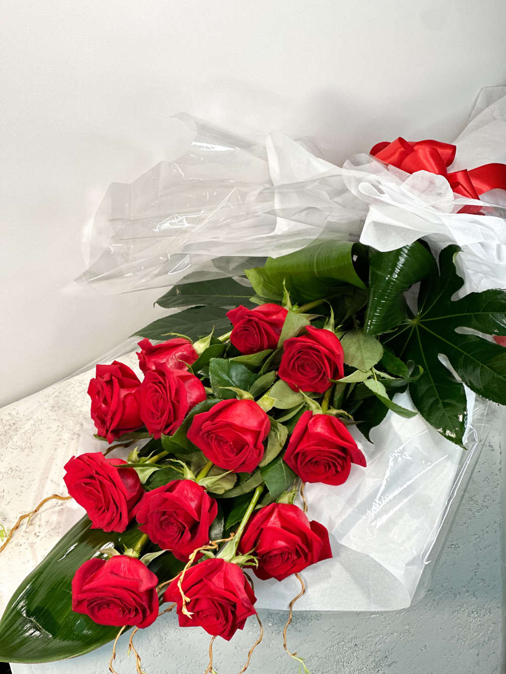 A dozen beautiful Ecuadorien Red Roses in a hand tide European Presentation