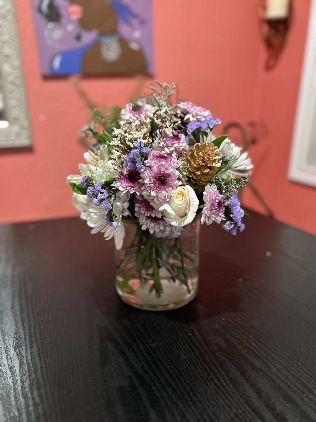 Short vase with white or lavender roses, and daisies in a short