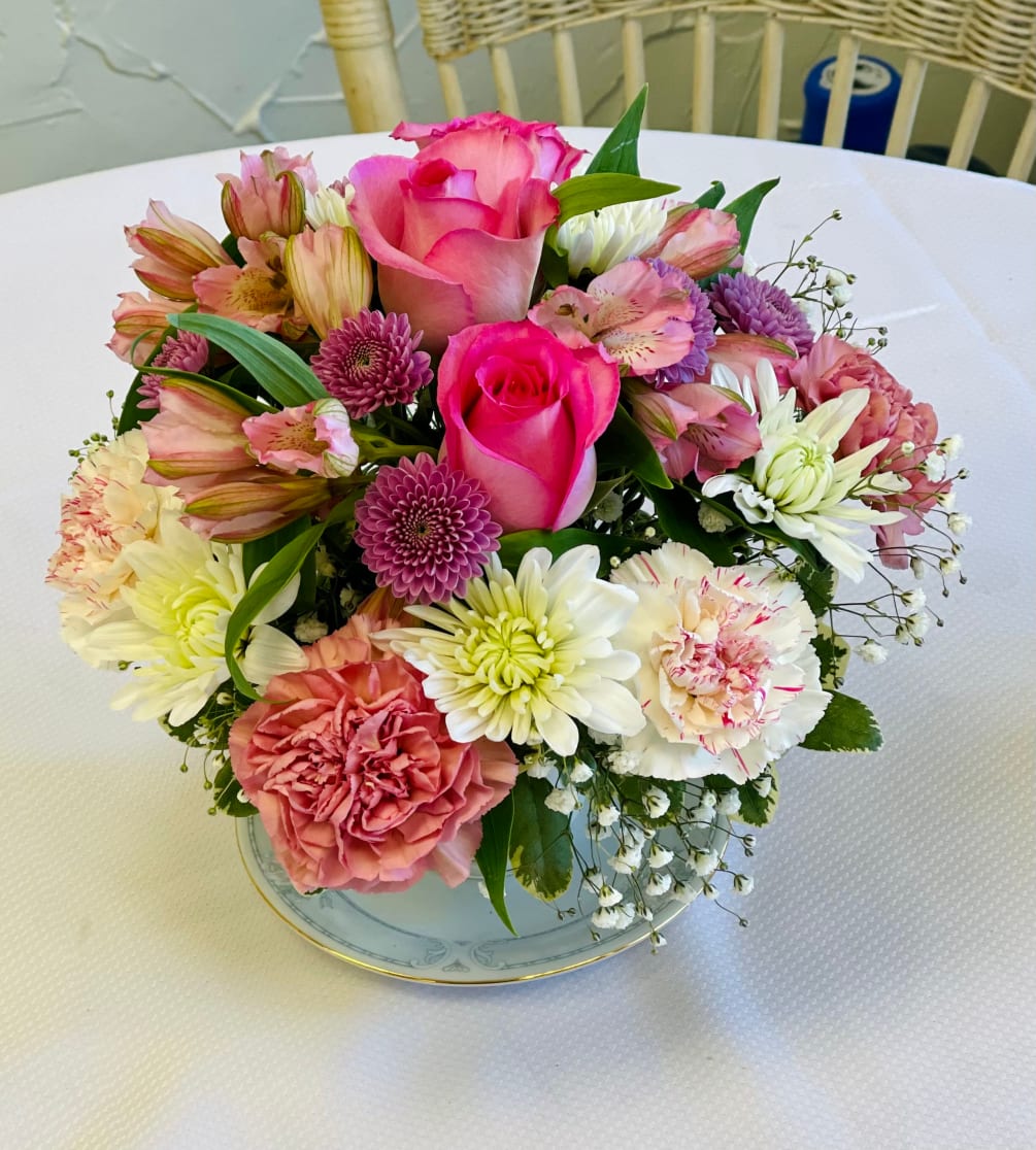 Send comfort to the recently bereaved with this sweet sympathy flower arrangement.