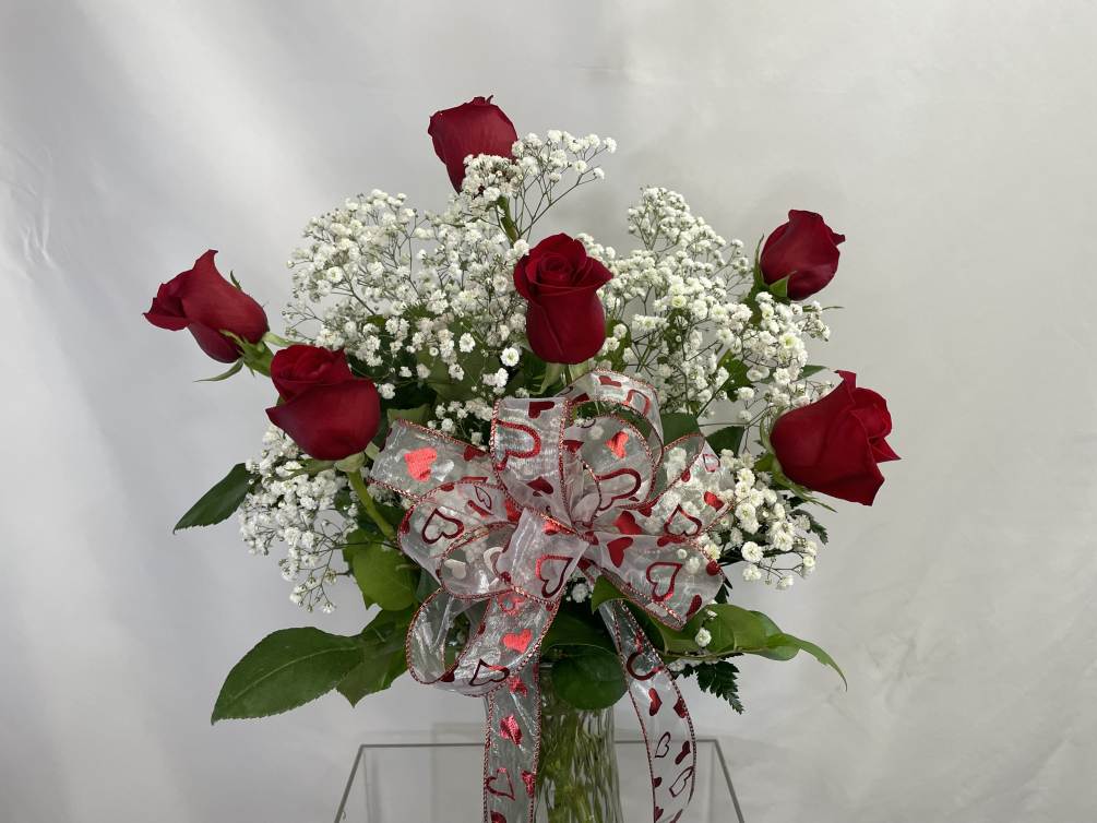 This Beautiful is 6 red roses is arranged in a clear glass