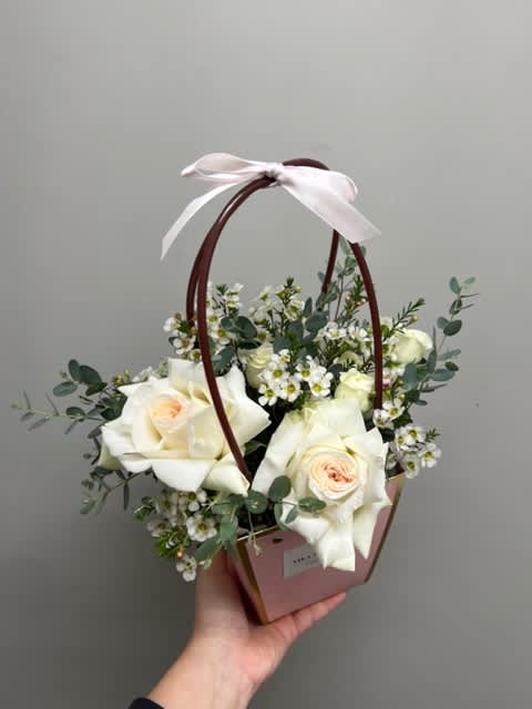 Comment with the desired colors for basket arrangement in a pink, white