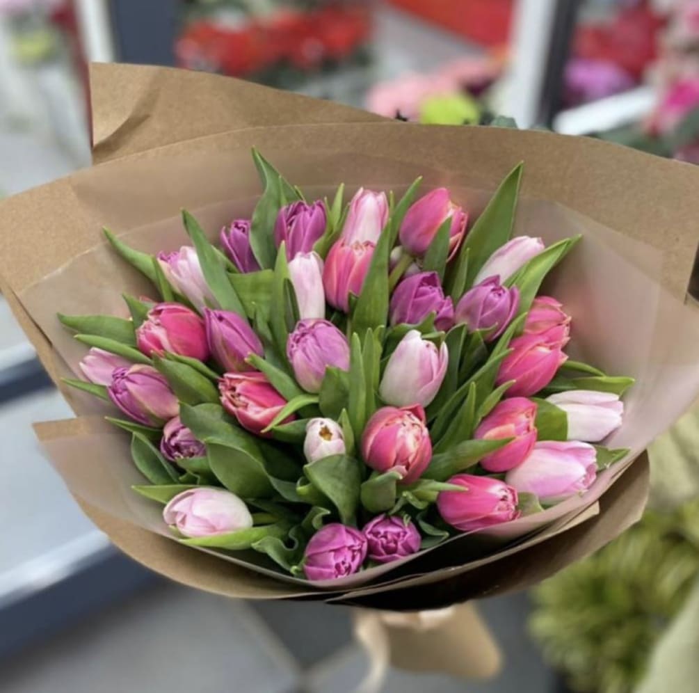 Bouquet of premium tulips 
Standard - 30 stems 
Deluxe - 50 stems
Premium