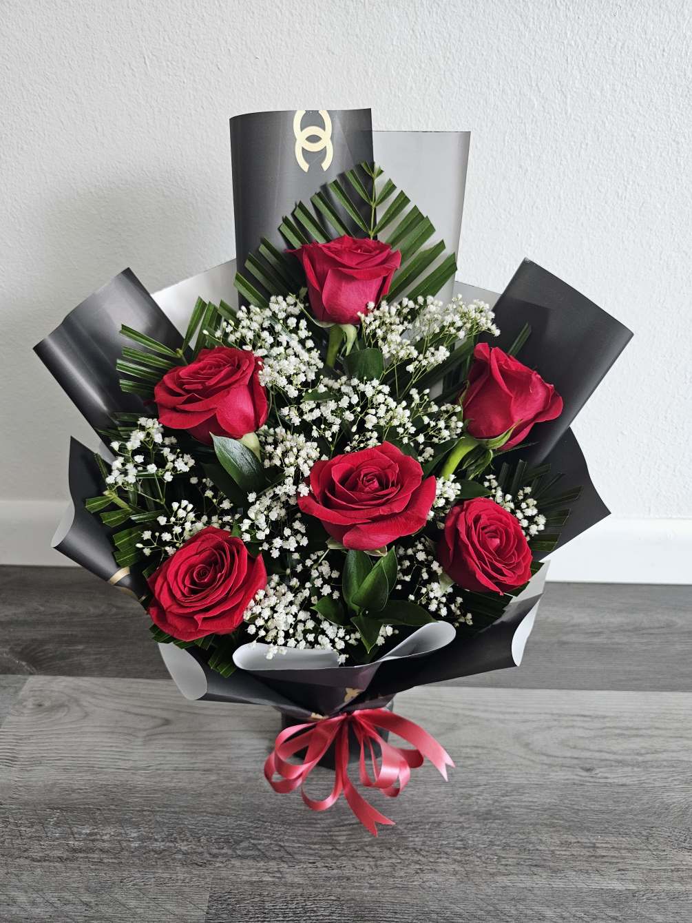 Our half dozen vaseless luxury wrapped rose bouquet are kept fresh with