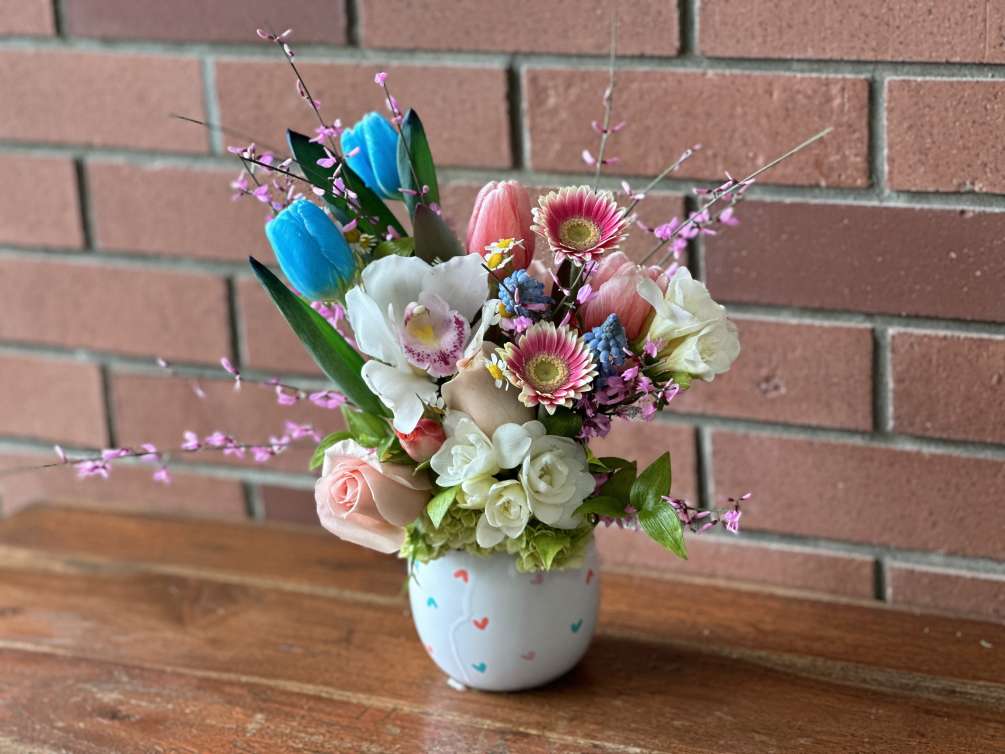 Send a slice of happiness with this sweet small bouquet filled with