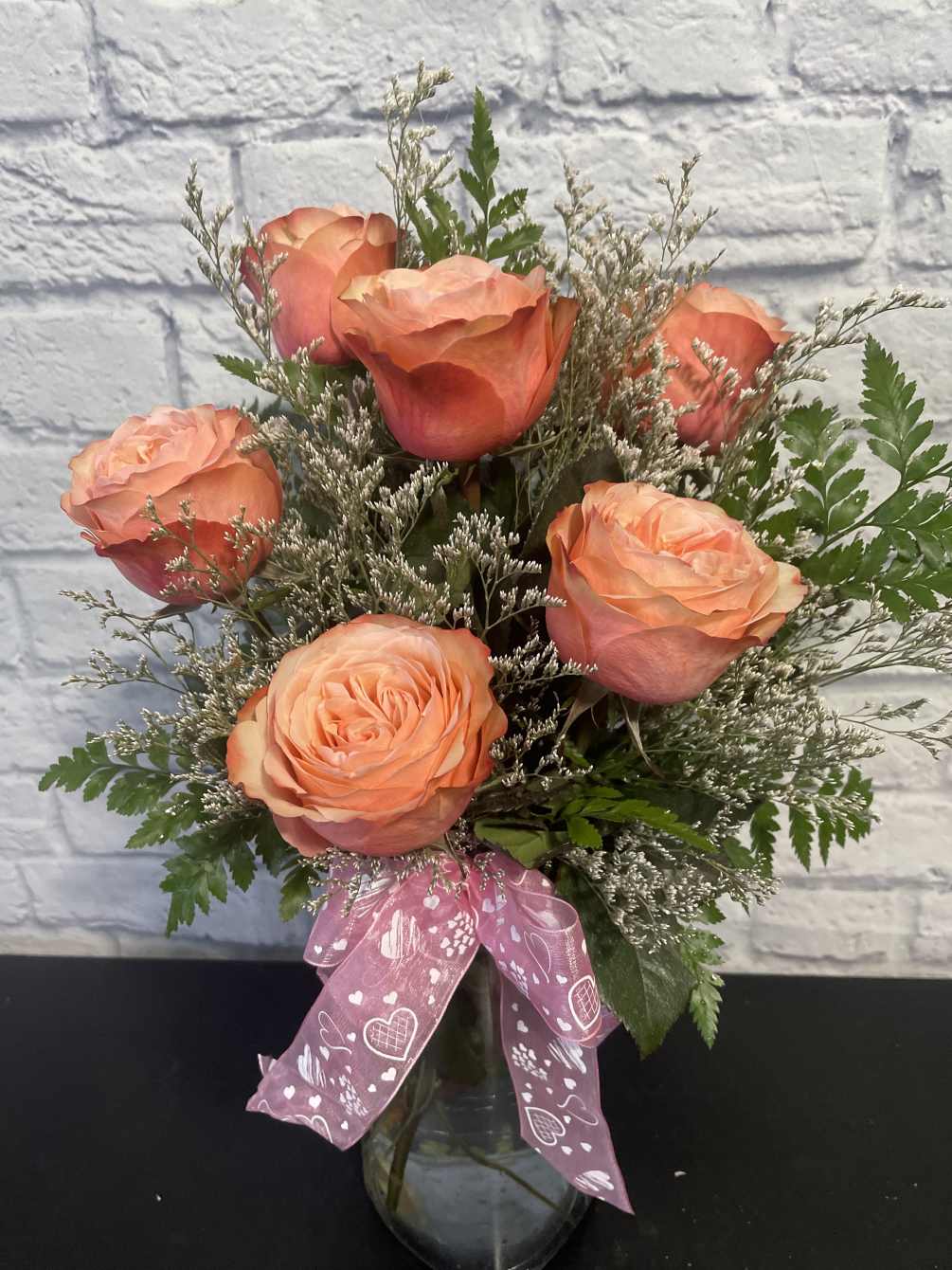 We&#039;ll put 6 roses in a vase with assorted fillers and greenery.
Specify