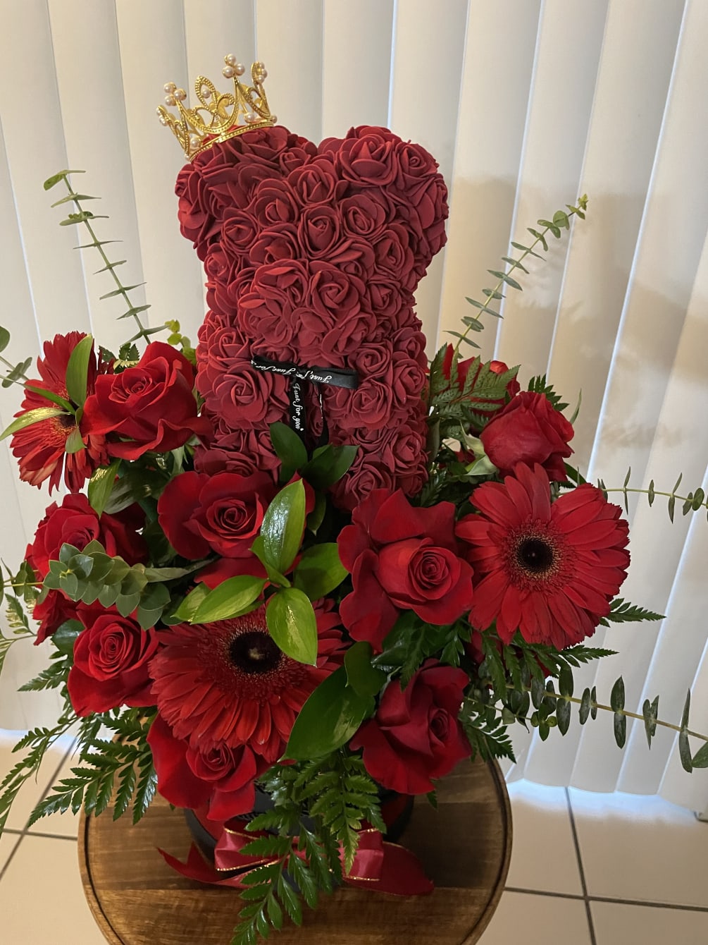 Hermoso bouquet con oso foam rodeado de hermosas rosas y daysis gerberas
