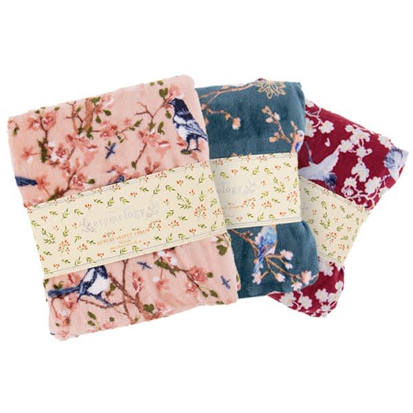 Bundle up with this oversized floral-print plush throw blanket! This lovely machine-washable
