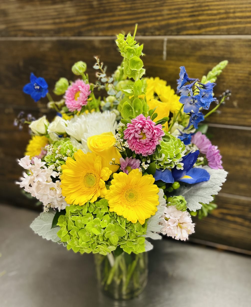 Beautiful combination of color. This creation contains seasonal flowers. Gerber, Daisy&#039;s, Asters