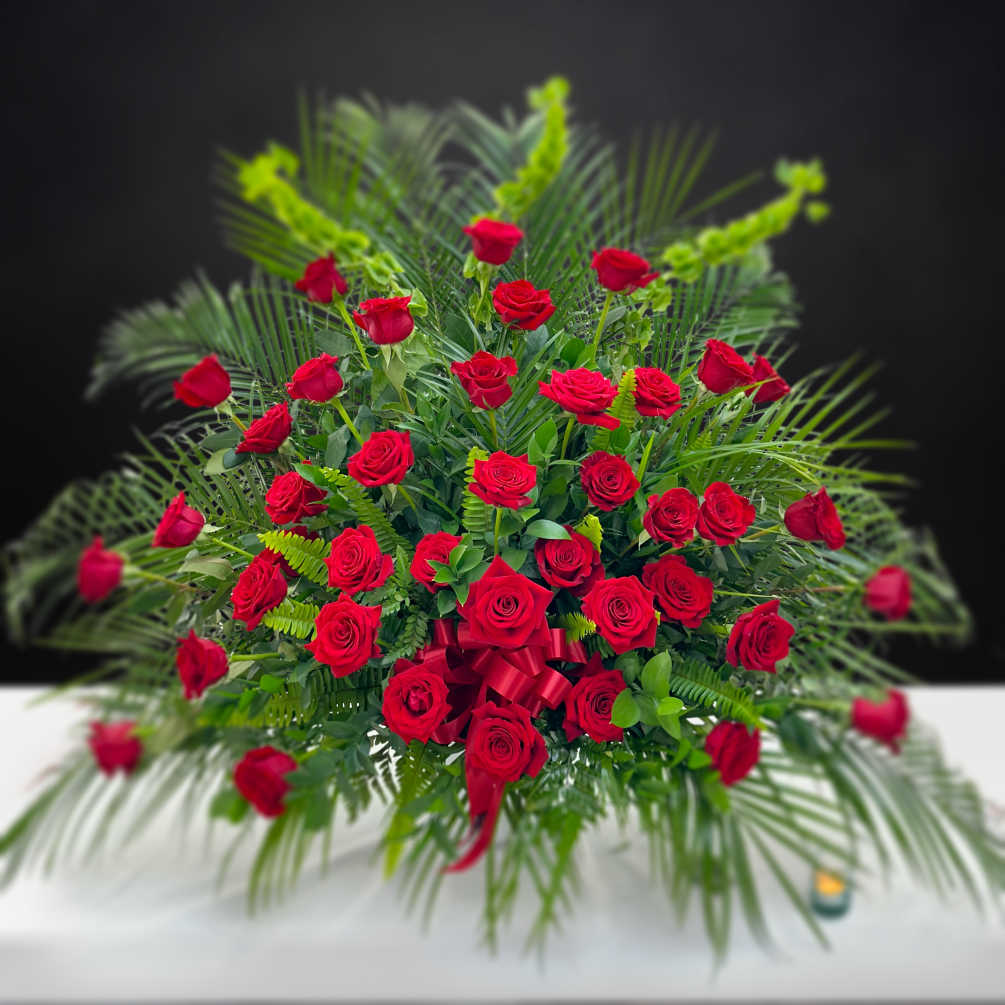 3 dozen red roses in a basket

Approx 42&quot; (106.68cm)