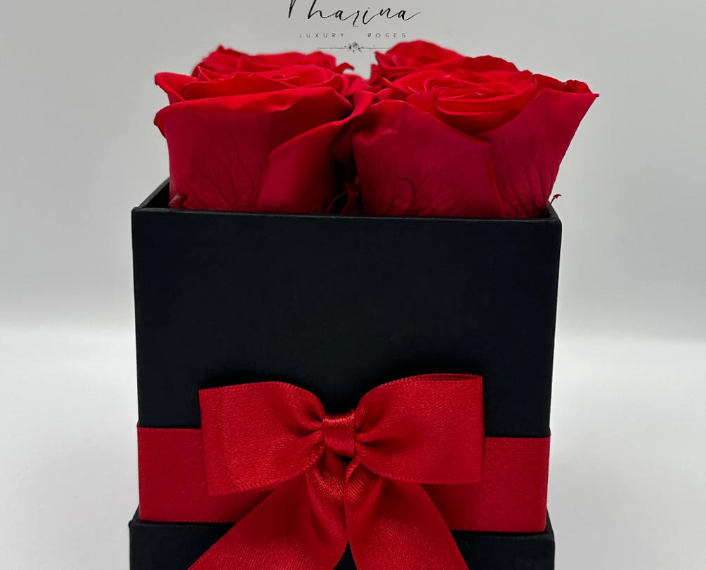 This magnificent box with 4 roses is amazing for a gift!!