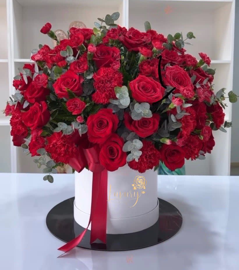 Our exclusive designs of fresh flowers in the beautiful box are a