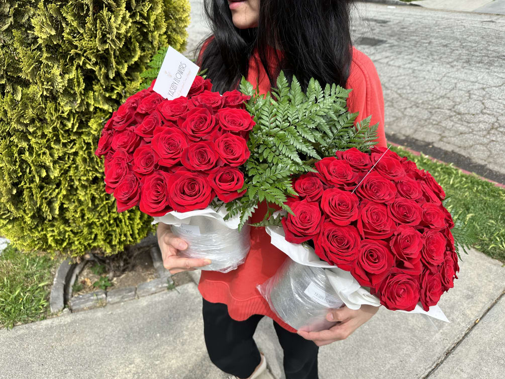 Free gift Message Card and food for flowers included!
Premium Red Beautiful Roses