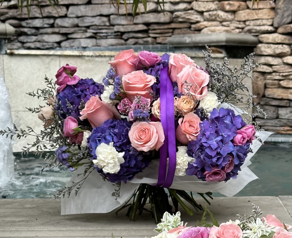 Flower bouquet arranged with exquisite flowers such as: Premium Roses, Spring Roses