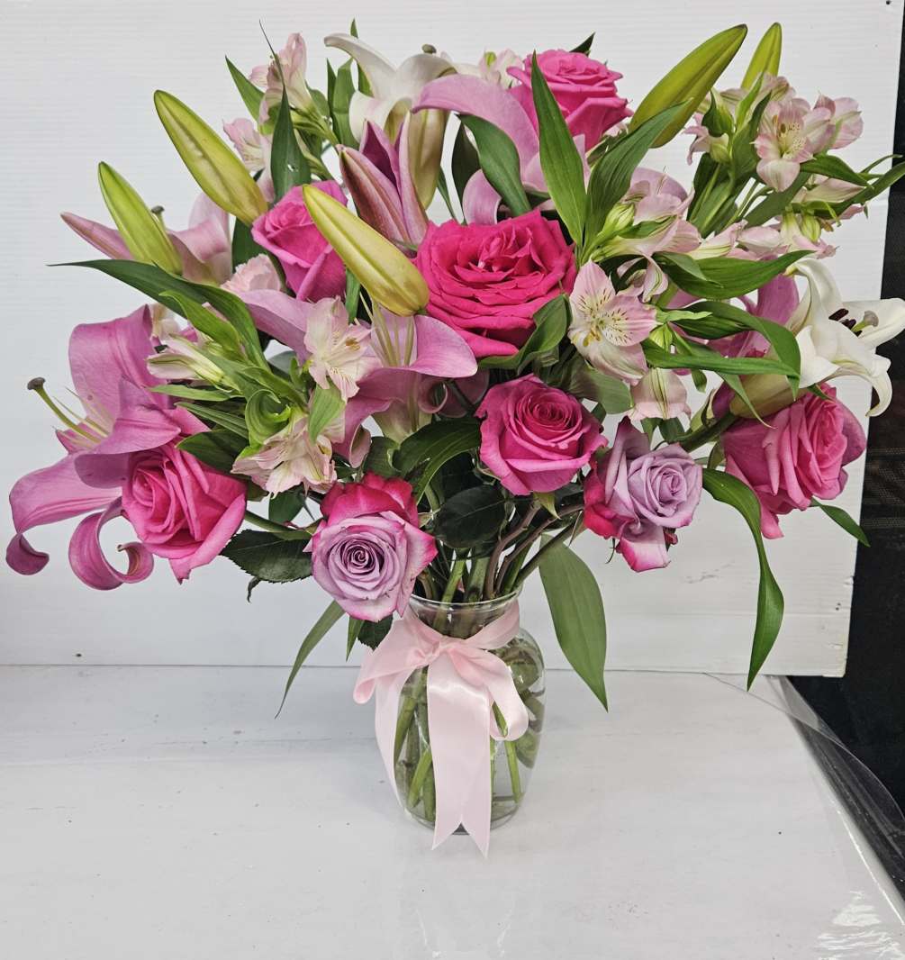 it is made with:
3 pink lilies
6 hot pink roses
4 lavender roses
6 pink