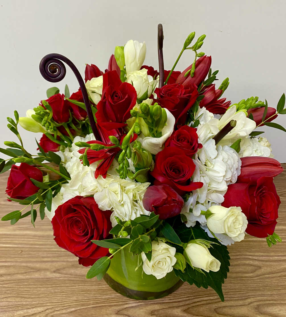 In a clear glass vase combinations red and white flowers 