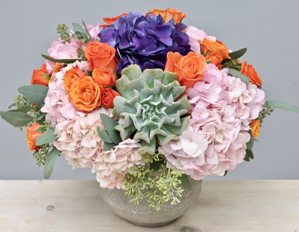 Make this holiday season one to remember with this arrangement. Orange roses