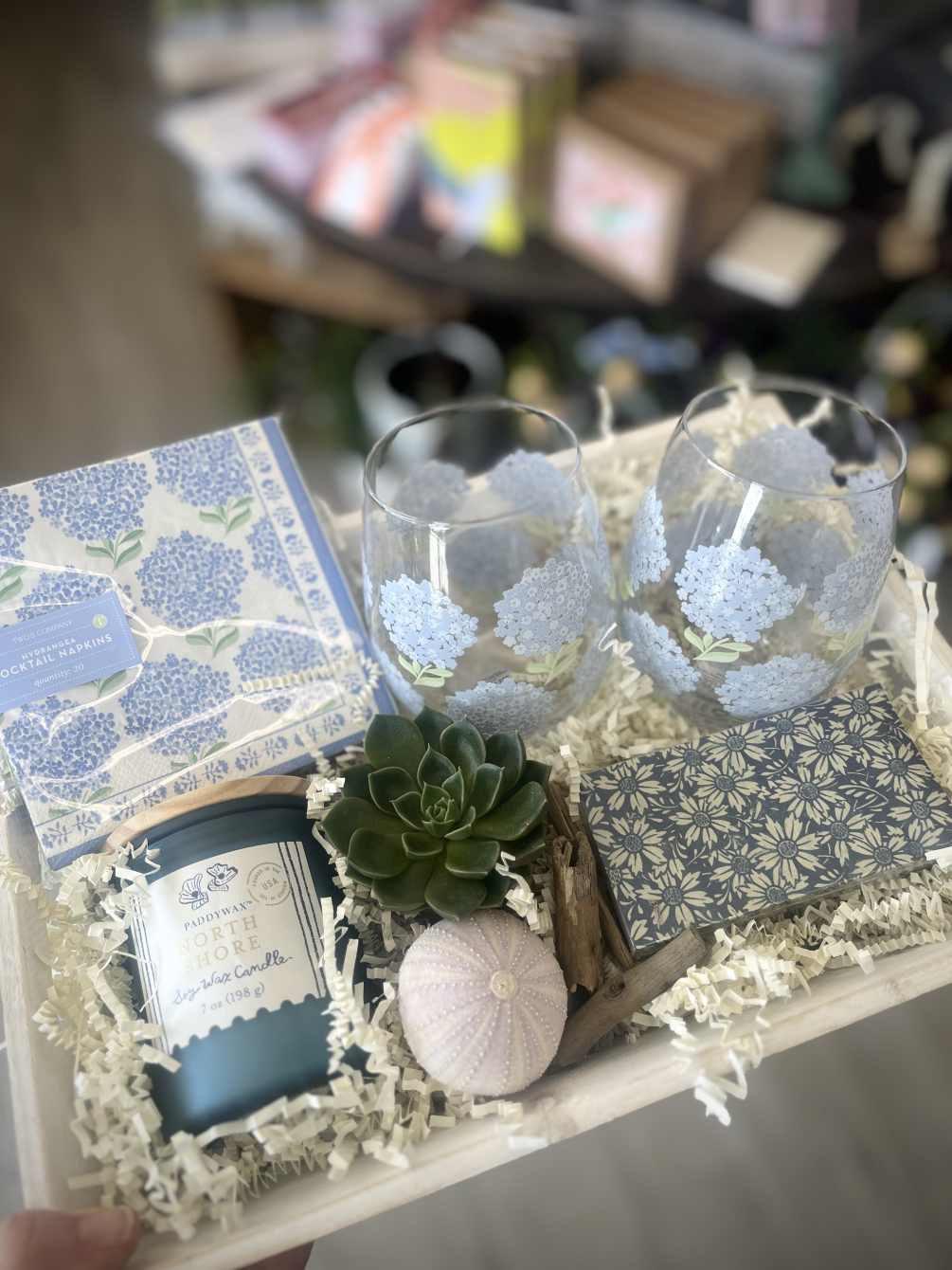 Send greetings from the Northshore with this beautiful, summer-themed gift box. A