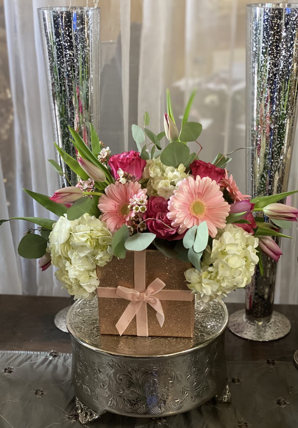 A beautiful modern arrangement in a sparkle present box.
Components may vary. Substitutions