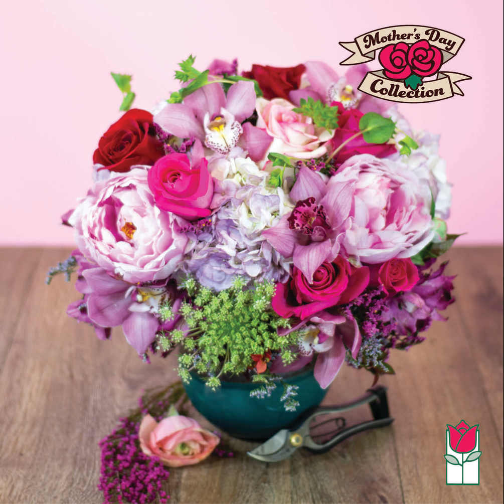 The Beretania Florist Chloe bouquet is a stunning and elegant floral arrangement