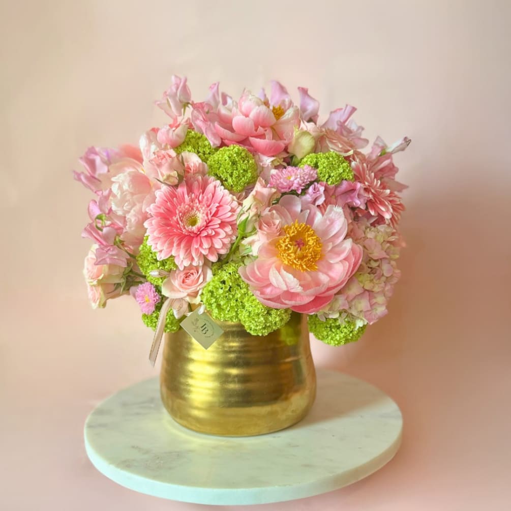 Our stunning pink lush flower arrangement, a breathtaking ensemble of hydrangeas, gerberas