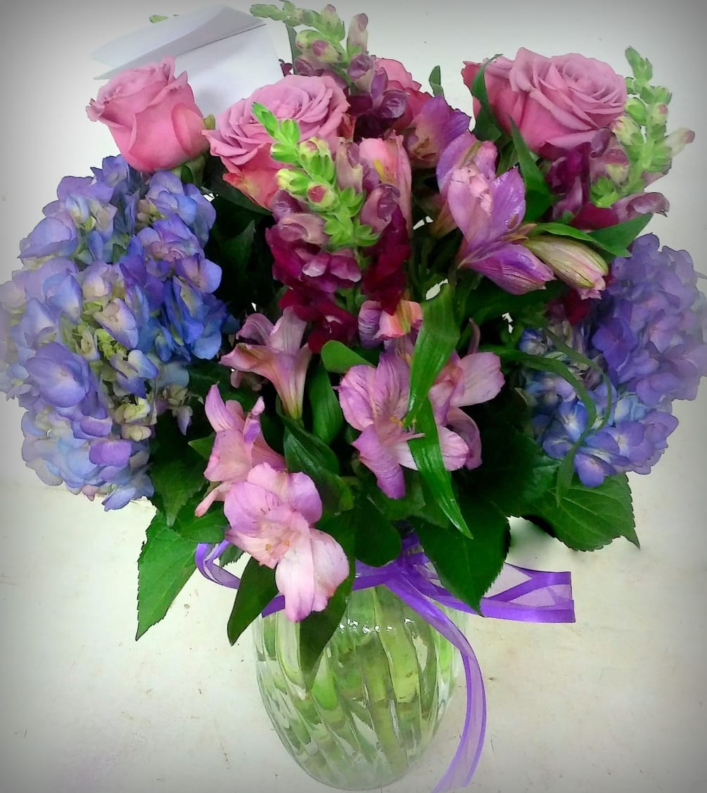 This fresh floral vase arrangement is good for any occasion.
