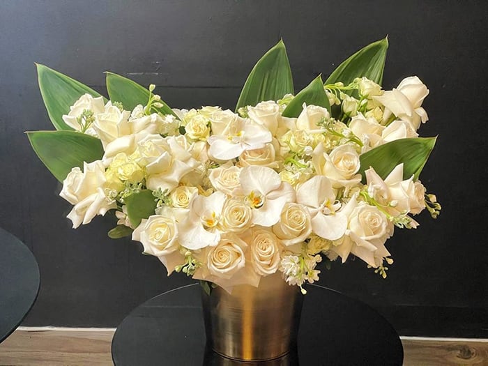 25 White Roses, Orchids, Mini Roses, Taily Leaves, Golden Base